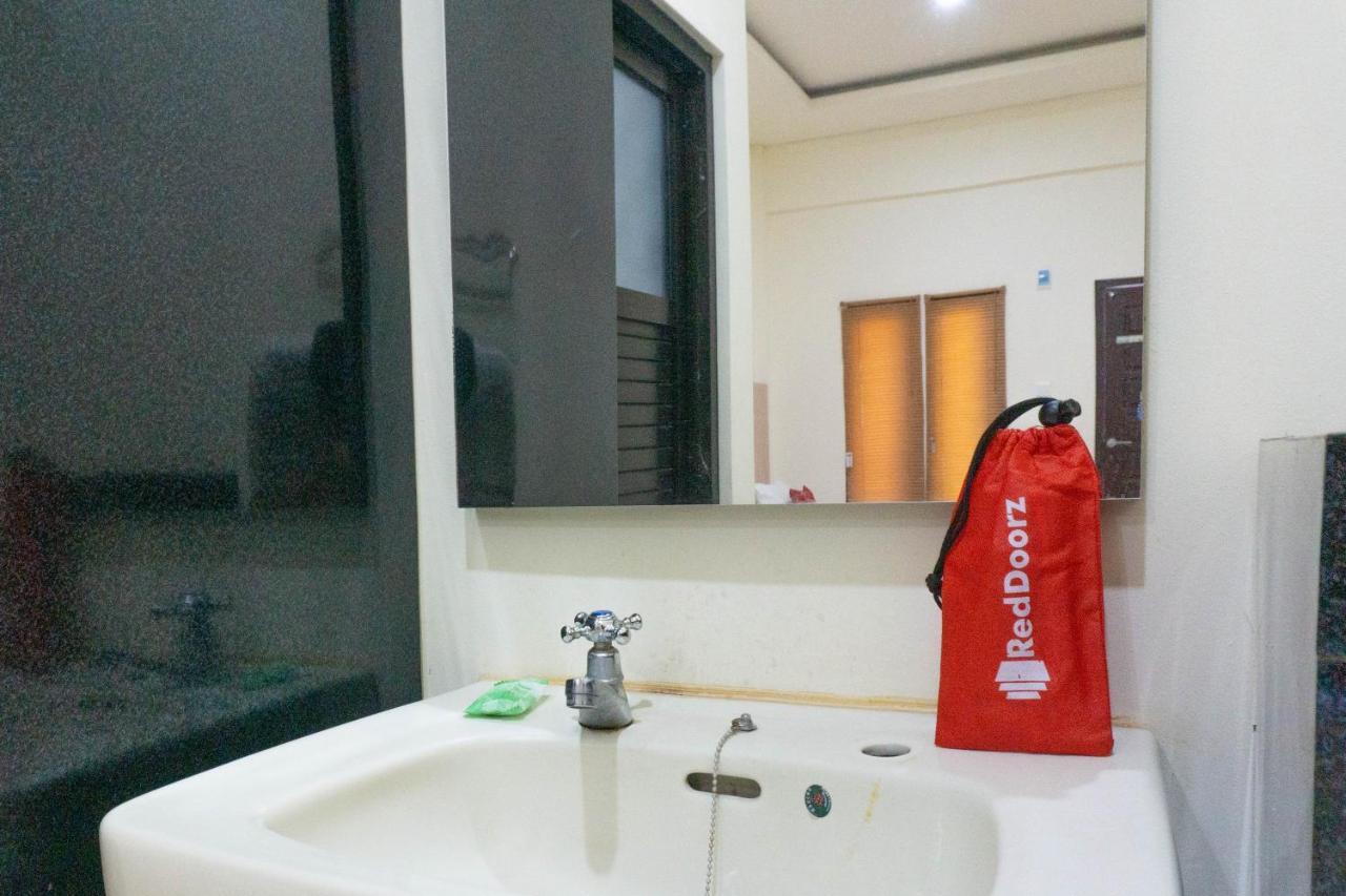 Готель Reddoorz Syariah Near Sultan Muhammad Kaharuddin Airport Sumbawa Besar Екстер'єр фото